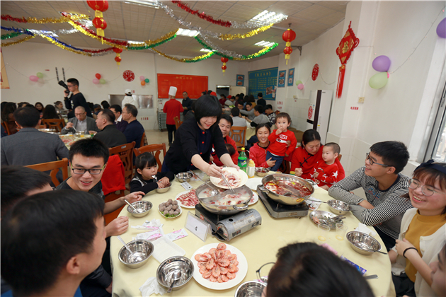 師生同吃團圓飯 熱熱鬧鬧過大年